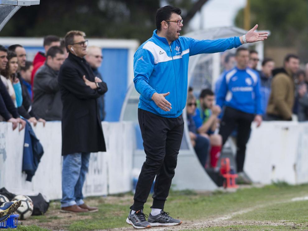 David Bernal da instrucciones durante un partido de esta temporada.