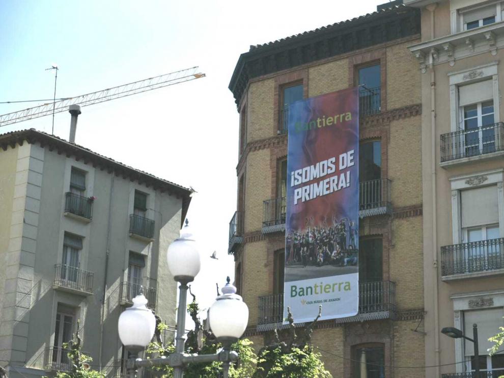 Una pancarta de felicitación cuelga de la sede de Bantierra, en la plaza de Navarra.
