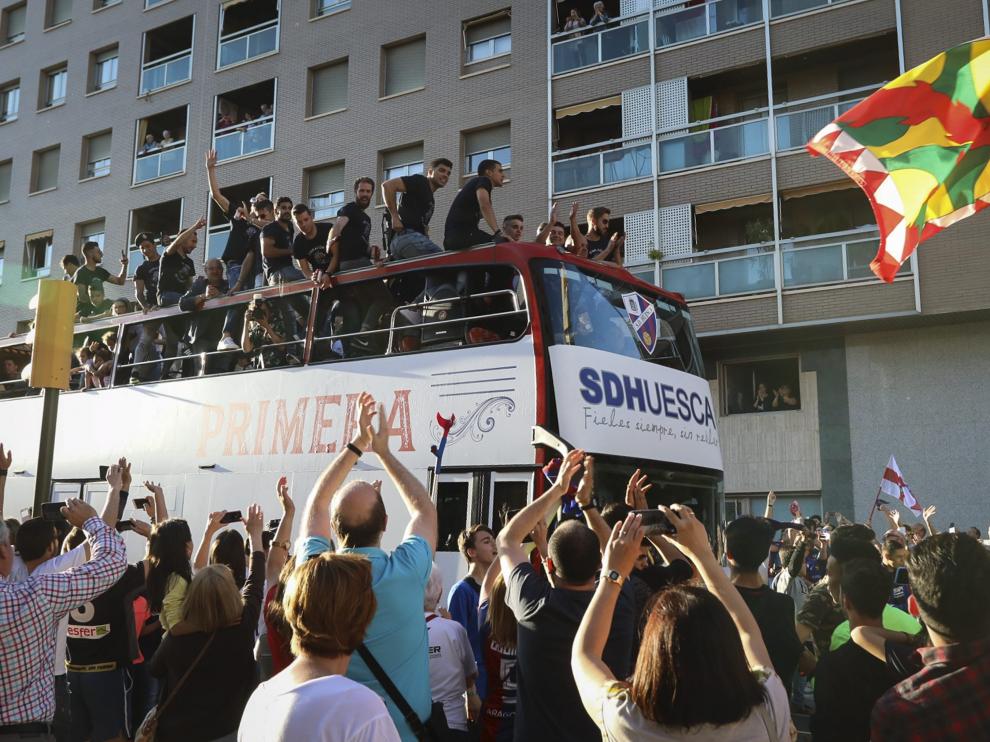 El autobús con los jugadores del Huesca recorrió este martes el centro de la ciudad para celebrar el ascenso