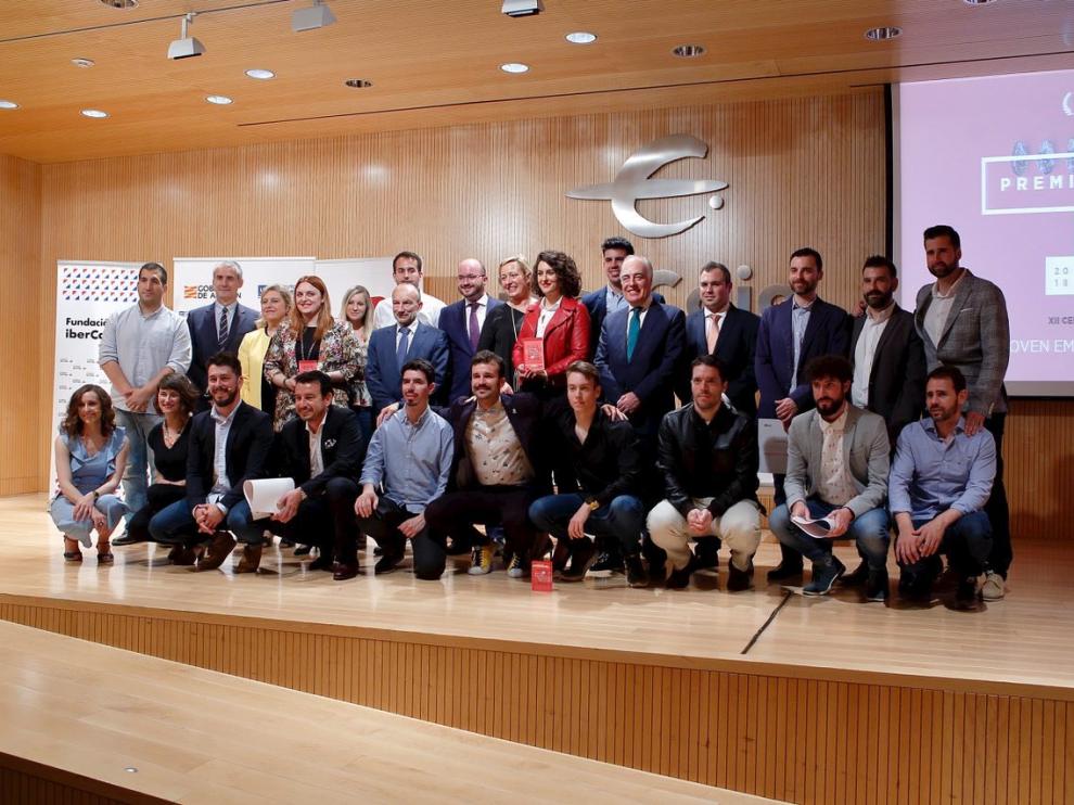 Foto de grupo de galardonados y finalistas este martes en el XII Premio Joven Empresario de Aragón.