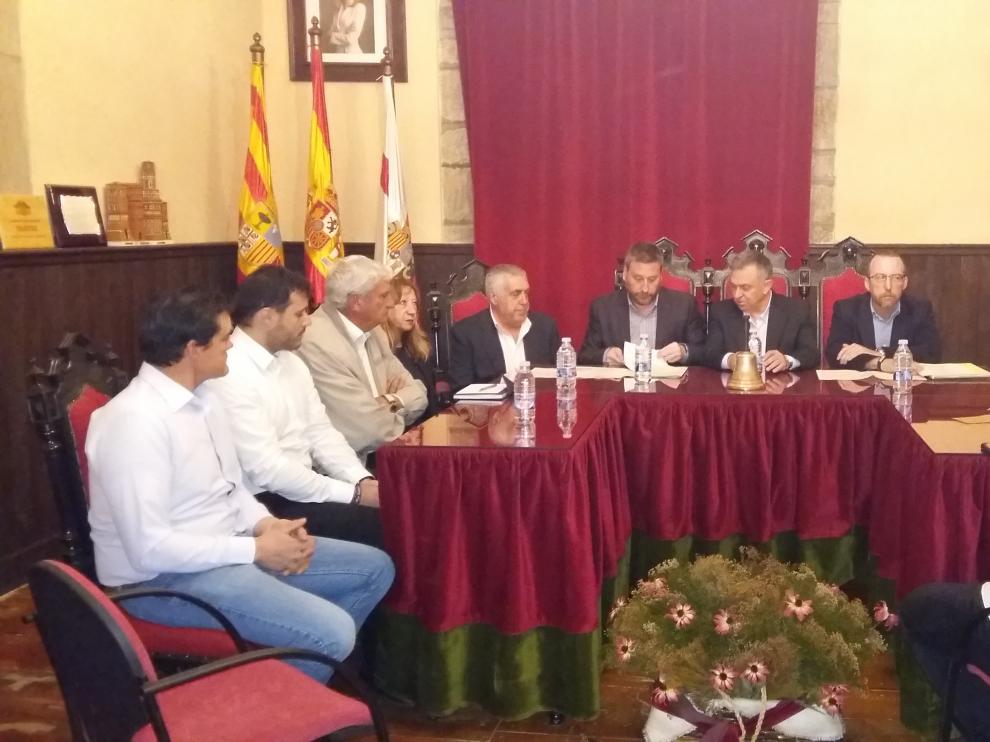 Un momento de la reunión, este martes, entre Soro y los alcaldes de la sierra de Gúdar en Rubielos de Mora.