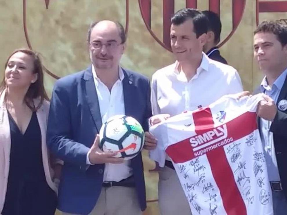 Los jugadores de la S.D. Huesca, recibidos por Lambán