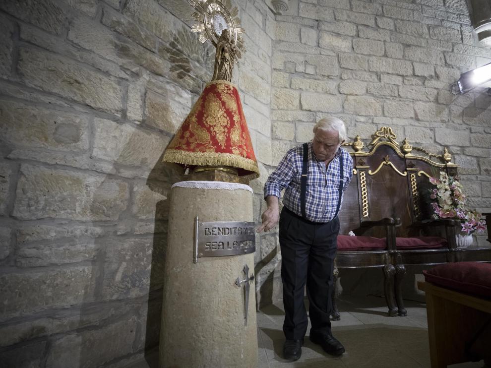Jesús Cazo, junto a la Virgen del Pilar situada en el altar mayor de la iglesia de San Sebastián.