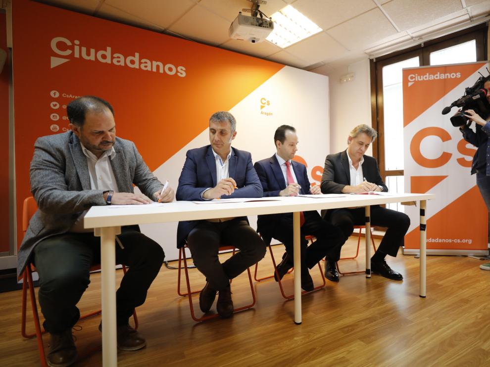 Firma de la integración de Compromiso con Aragón en Ciudadanos.