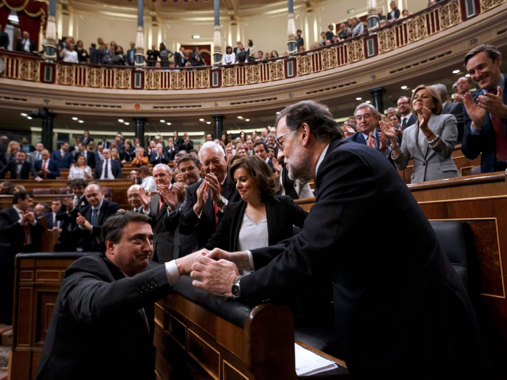 Imagen de archivo del portavoz del PNV en el Congreso felicitando a un reelegido Mariano Rajoy