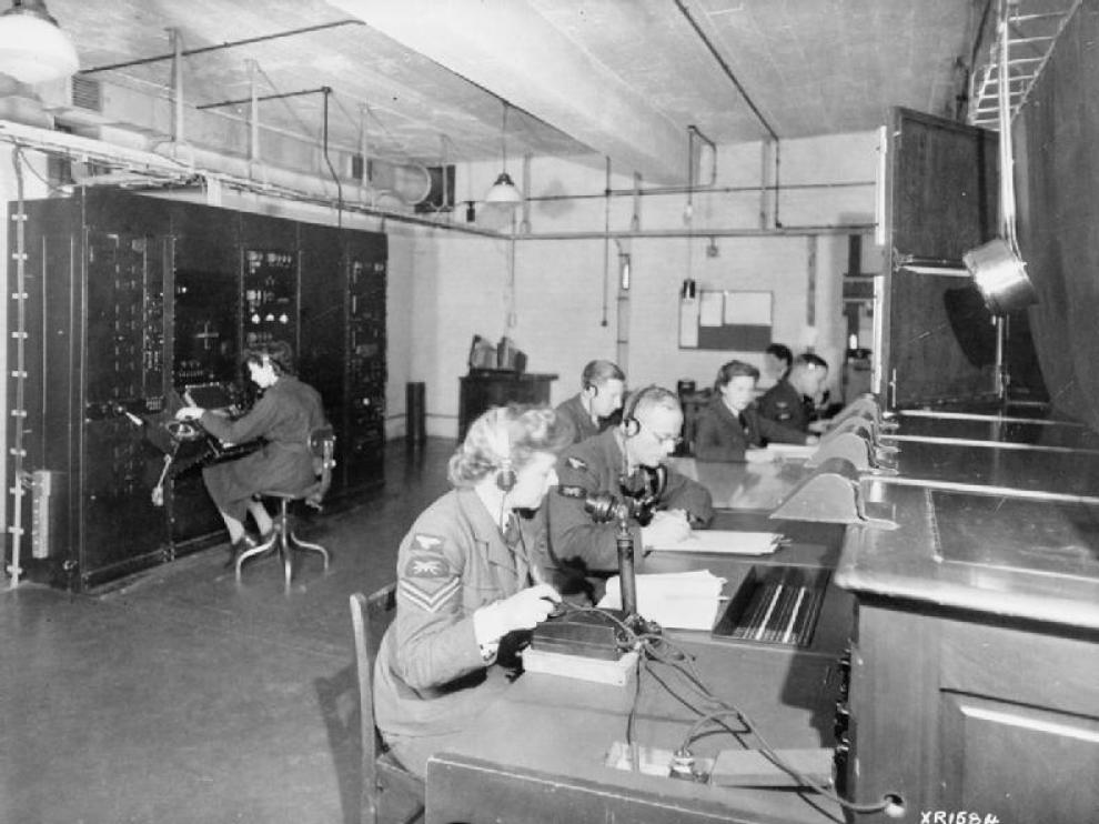 Operadores de la red Chain Home en la II Guerra Mundial. A la izquierda, la operadora de radar