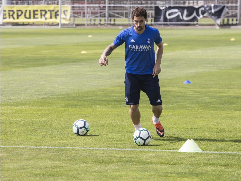 Eguaras conduce el balón en el entrenamiento del Real Zaragoza este miércoles en la Ciudad Deportiva.