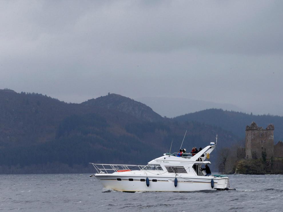 Un barco navegando en el lago Ness.