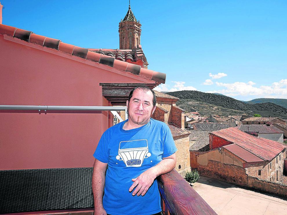 José Miguel Cortés, en la terraza del Castillo de Celia, su proyecto turístico y vital, con la sierra de Javalambre al fondo.