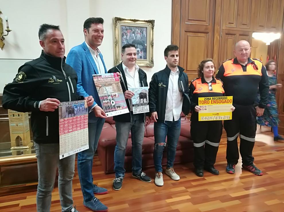 El concejal de Deportes, Javier Domingo, junto a miembros de la Asociación de la Soga y la Baga y de Protección Civil
