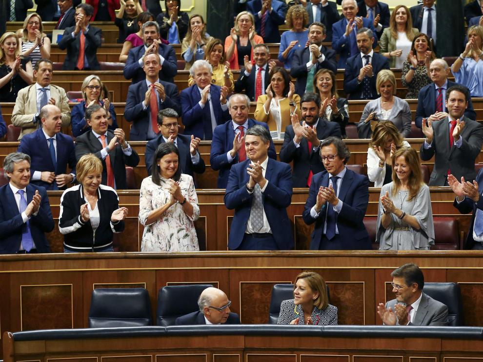 Los diputados del PP aplauden tras la aprobación en el pleno del Congreso del proyecto de presupuestos para 2018