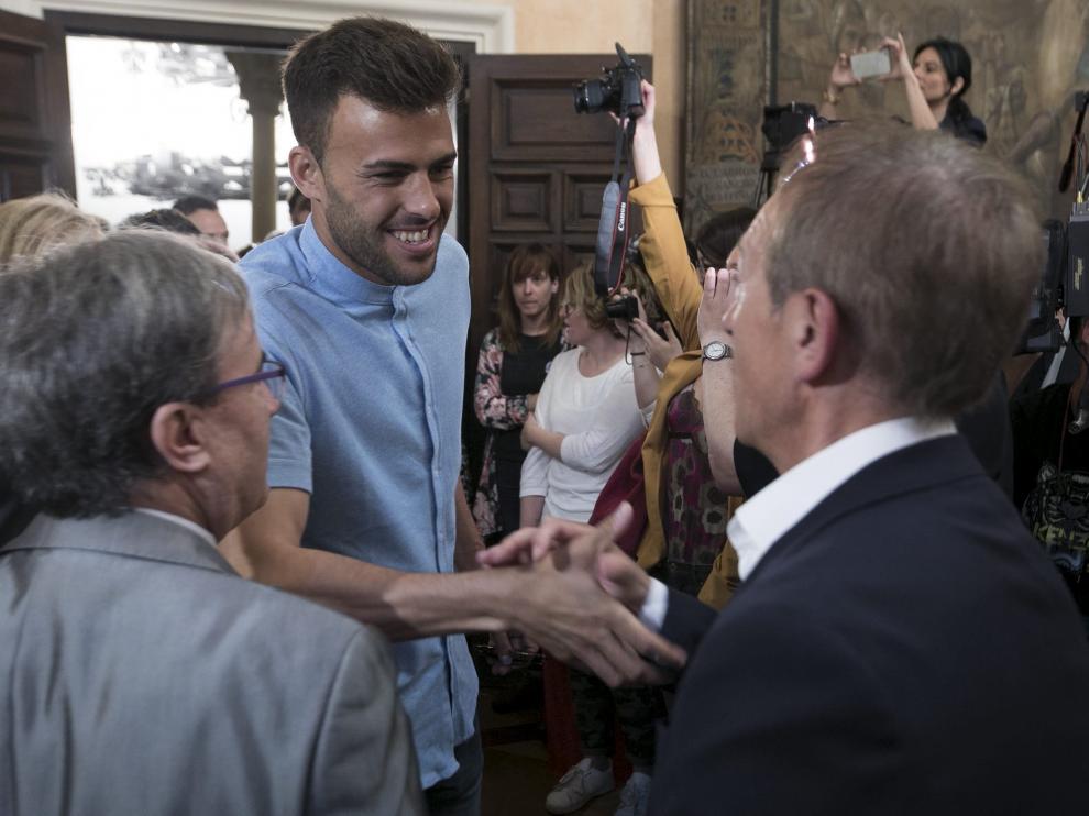 El central Carlos David recibe la felicitación de algunos de los presentes en la recepción.