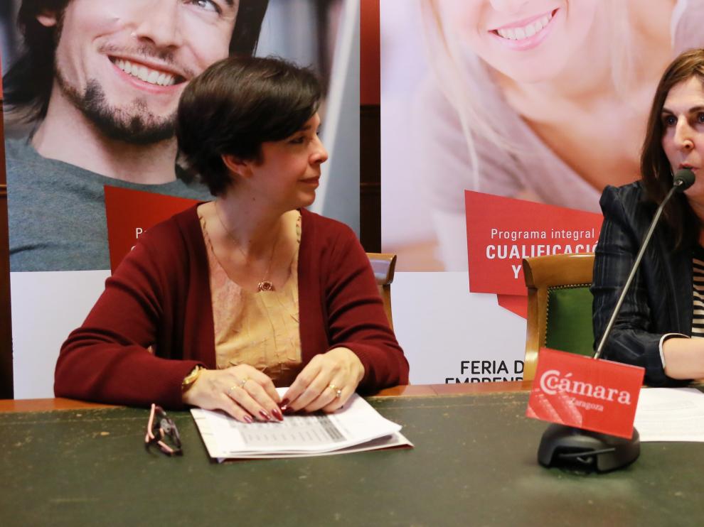 Pilar Férnández y Ana Muñoz, directora del área de Formación y Empleo y coordinadora del programa PICE, hoy, en la presentación de la feria