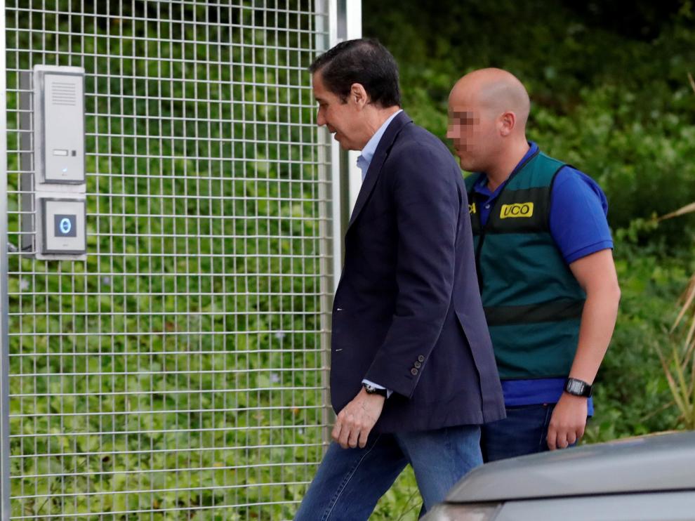 Eduardo Zaplana a su llegada a la Comandancia de la Guardia Civil en Tres Cantos.