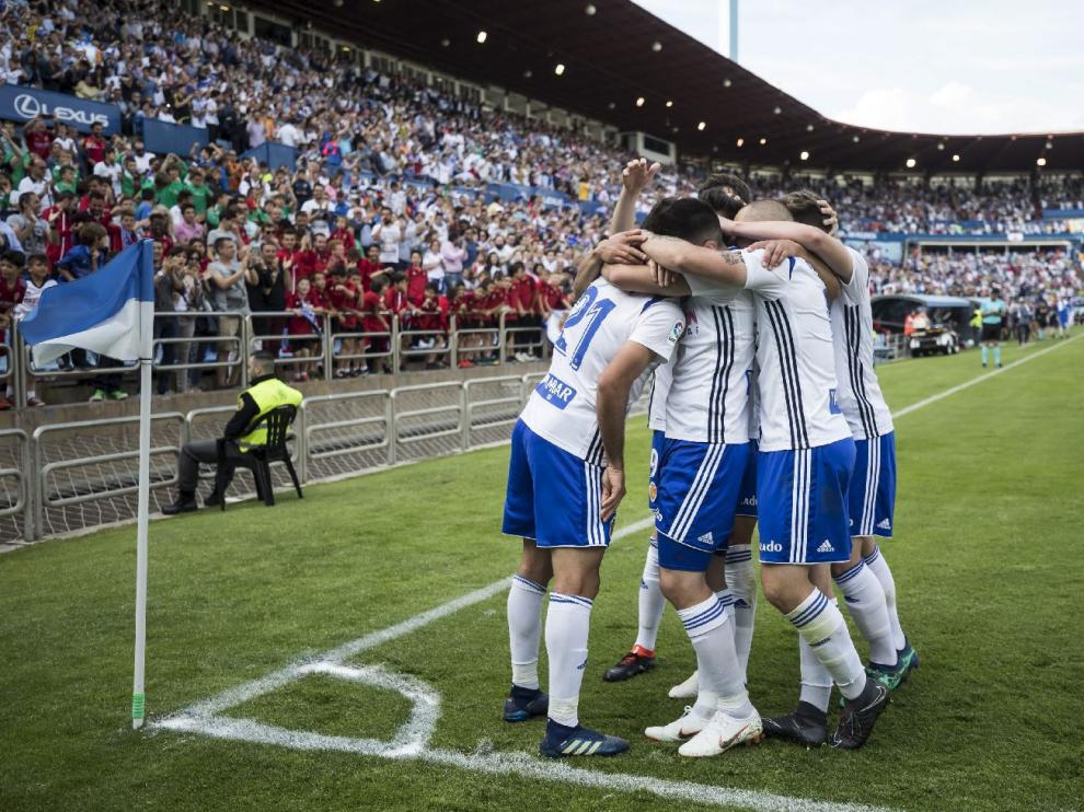 Piña de jugadores del Real Zaragoza celebrando el gol de Zapater al Albacete.