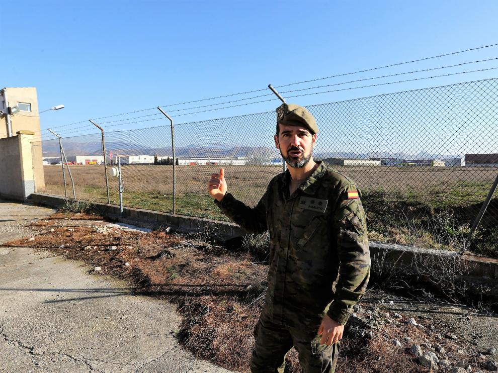 El teniente coronel Amancio Gómez muestra los terrenos con los que ampliará el cuartel Sancho Ramírez.