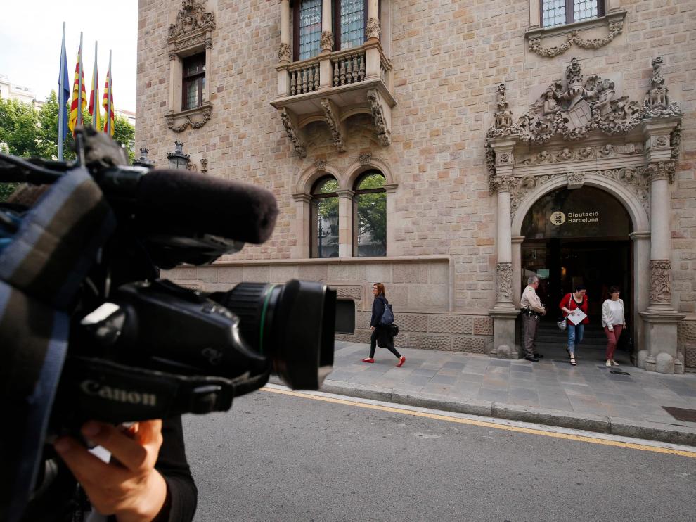 Hay registros en sedes de la Generalitat de Cataluña y la Diputación de Barcelona.