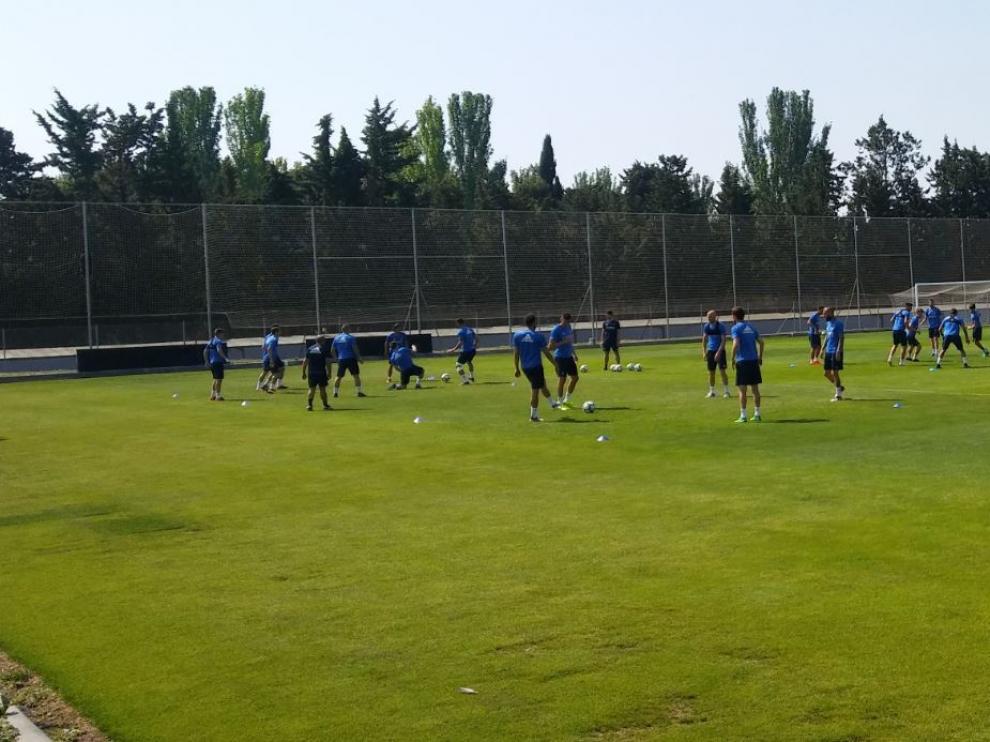 La plantilla del Real Zaragoza, en el entrenamiento de este jueves en la Ciudad Deportiva.