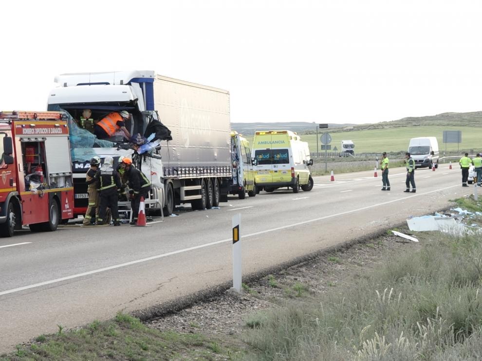 Accidente entre dos camiones a la altura de Pina de Ebro