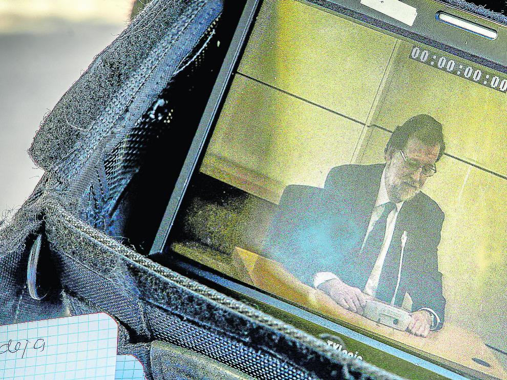 Rajoy, en un monitor mientras declara como testigo en julio pasado en el macrojuicio por corrupción de la trama Gürtel.
