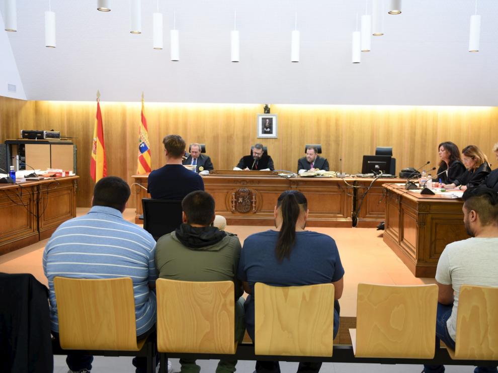 Los cinco acusados, ante el tribunal de la Audiencia de Huesca