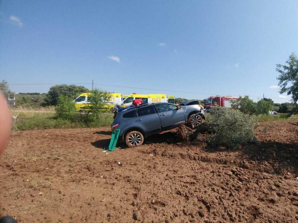 El vehículo impactó contra un olivo