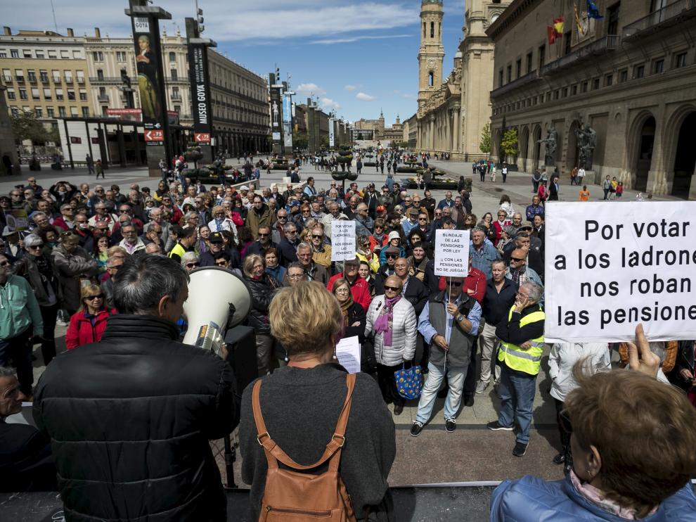 Protesta de los jubilados realizada en la Plaza del Pilar en abril