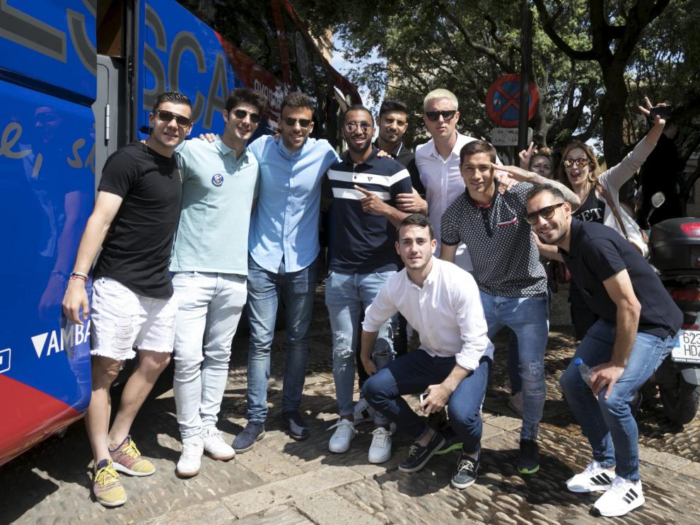 Los jugadores del Huesca, en imagen un grupo de ellos en la recepción del miércoles en el Ayuntamiento, han vivido unos días intensos.