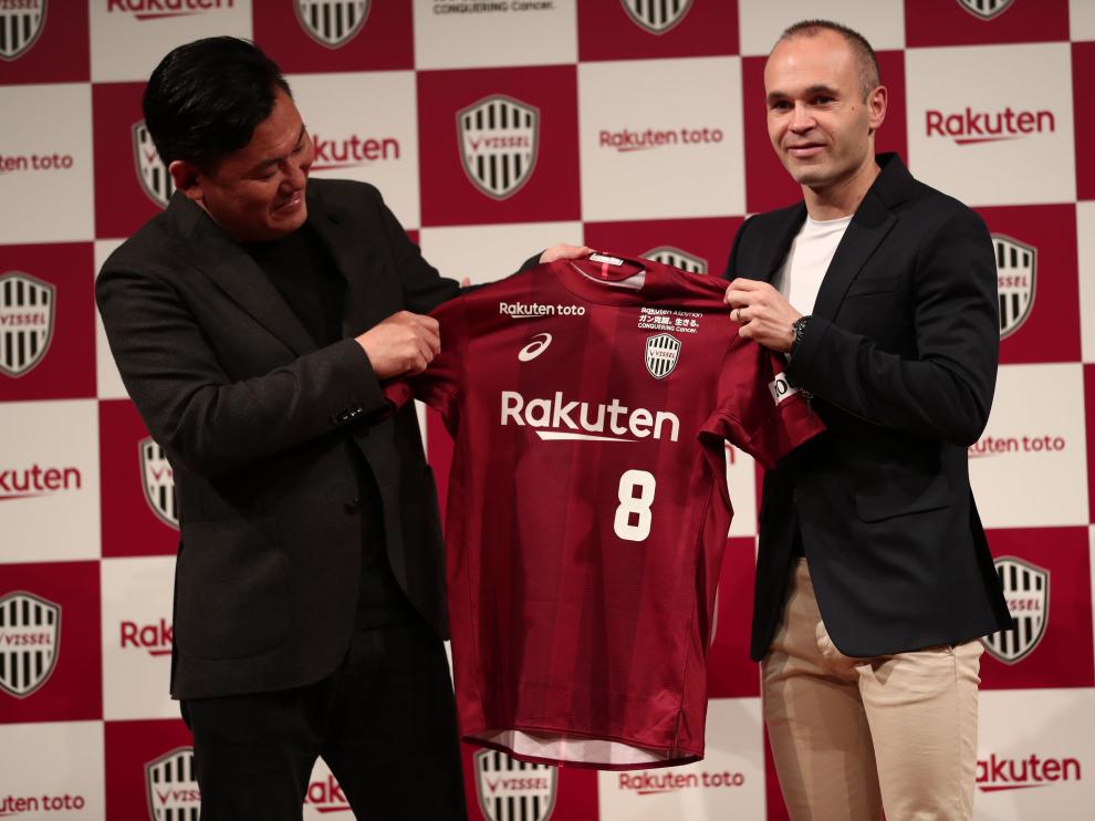 Iniesta junto al propietario del Vissel Kobe y dle Rakuten en Japón