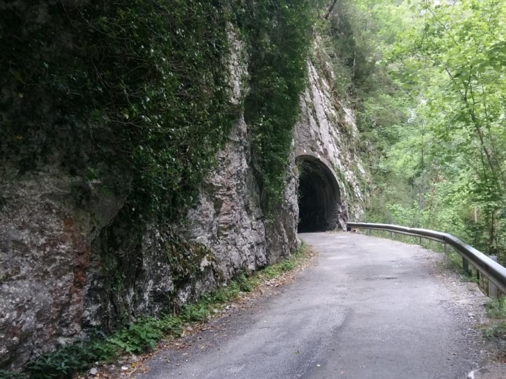 Carretera de Añisclo, con el túnel que presenta riesgo de derrumbe