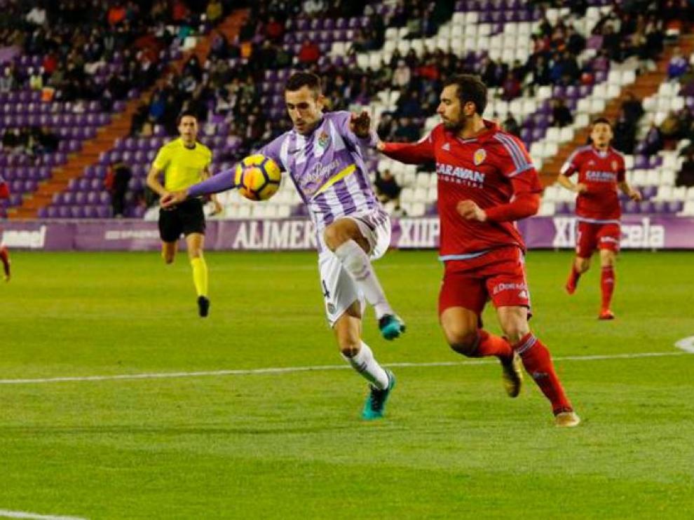 Borja Iglesias, en el partido de la primera vuelta en Valladolid (3-2), pugna con Kiko Olivas. Al fondo, Vinícius, en aquella época titular y ahora defenestrado.