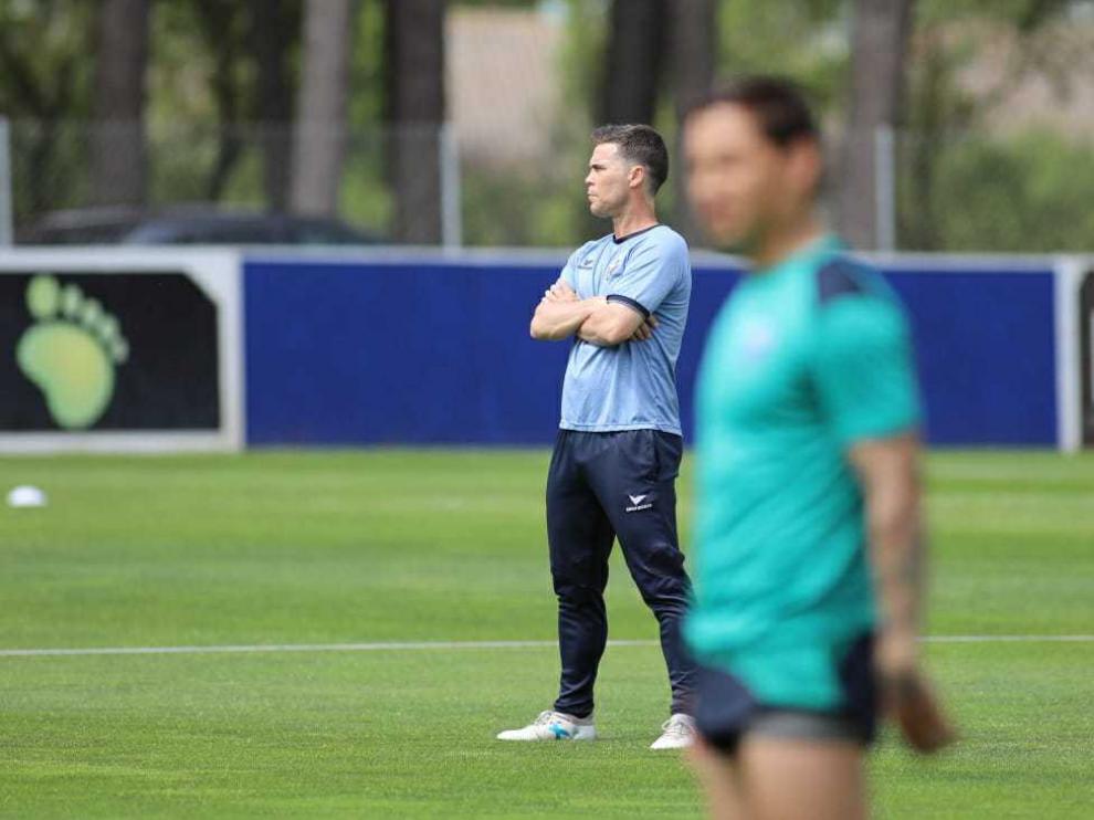 Rubi, al fondo, en el entrenamiento de este viernes.
