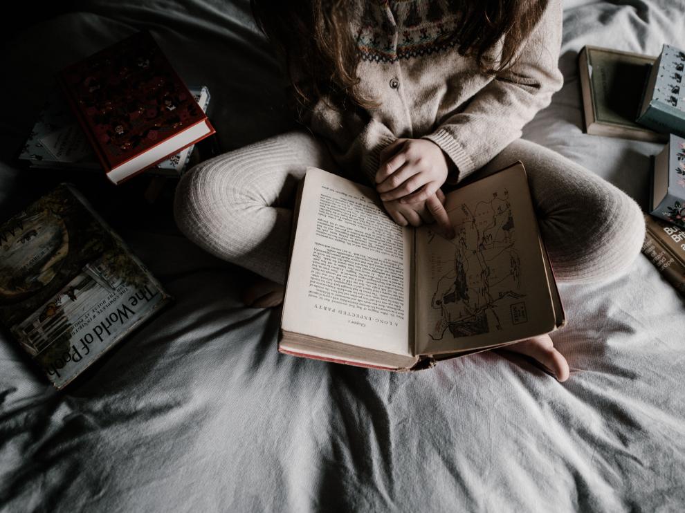 Muchas personas escogen el momento de irse a dormir como tiempo de lectura.