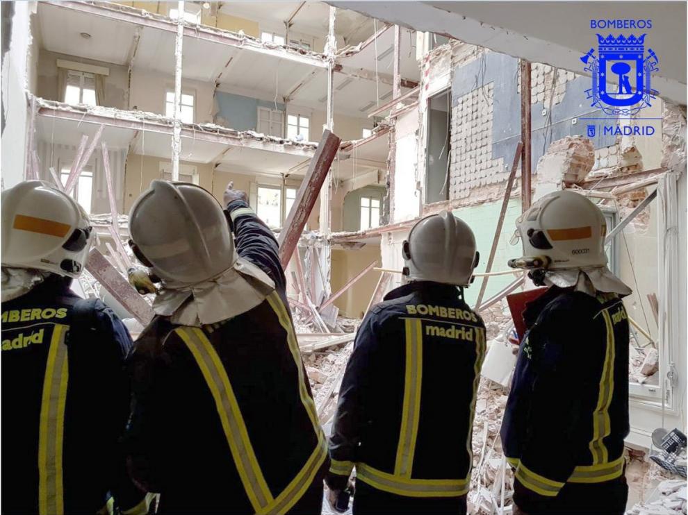 Los bomberos examinan el derrumbe del edificio en el paseo del General Martínez Campos de Madrid