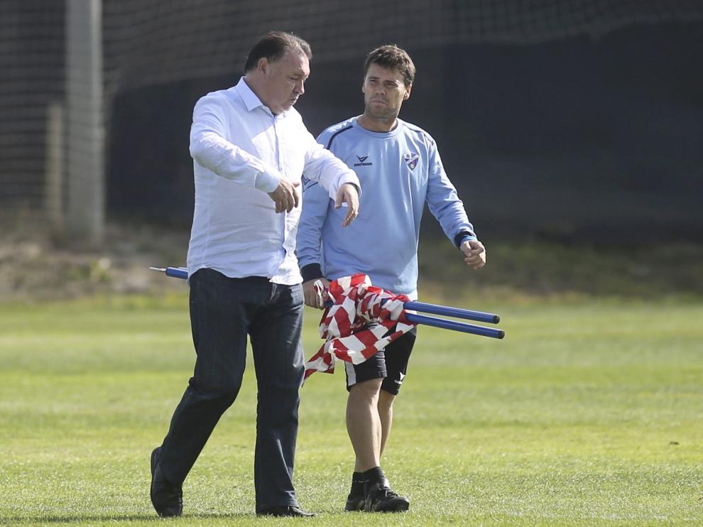 El presidente Agustín Lasaosa y el técnico Rubi dialogan durante un entrenamiento de la presente temporada.