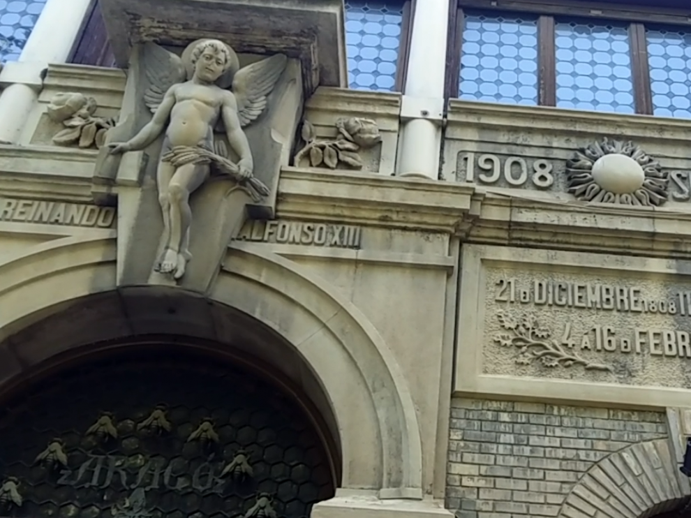 Detalle de la fachada de la antigua Escuela de Artes y Oficios de Zaragoza.