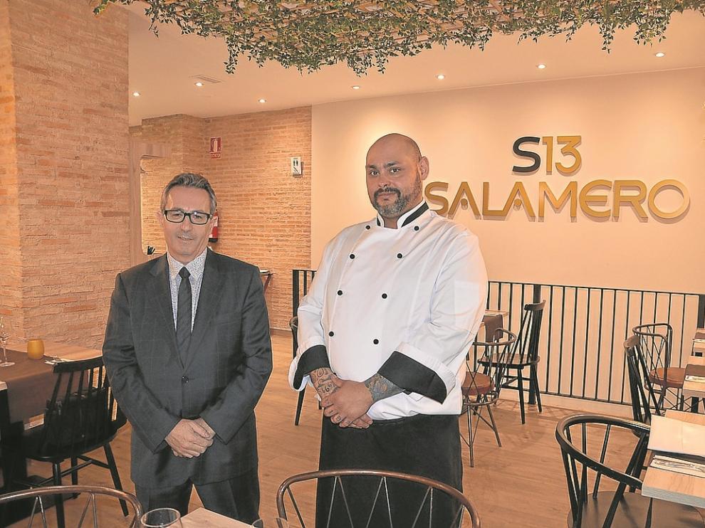 José Manuel Esteban y Miguel Guiral, en uno de los comedores del restaurante Salamero 13.