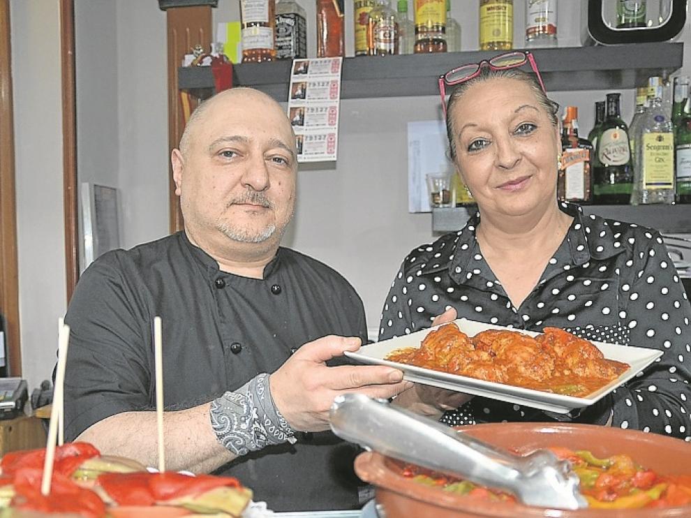 Luis Oto y Conchita de Castro, en la barra del Café de Martino.