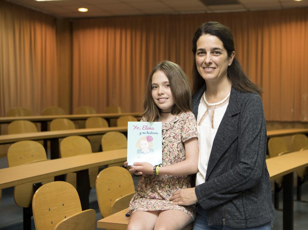 Elena Romero, estuvo acompañada ayer por su madre, Diana Gomariz, en la presentación del libro en Zaragoza