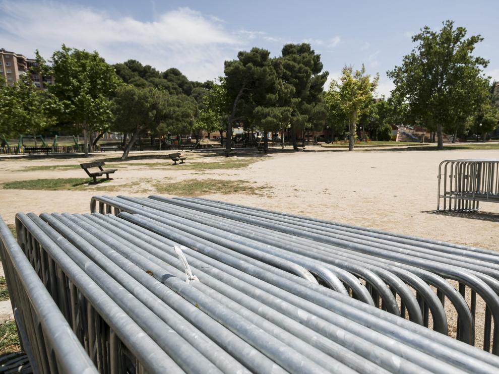 Decenas de vallas se han desplegado ya por el parque del Tío Jorge para la fiesta.
