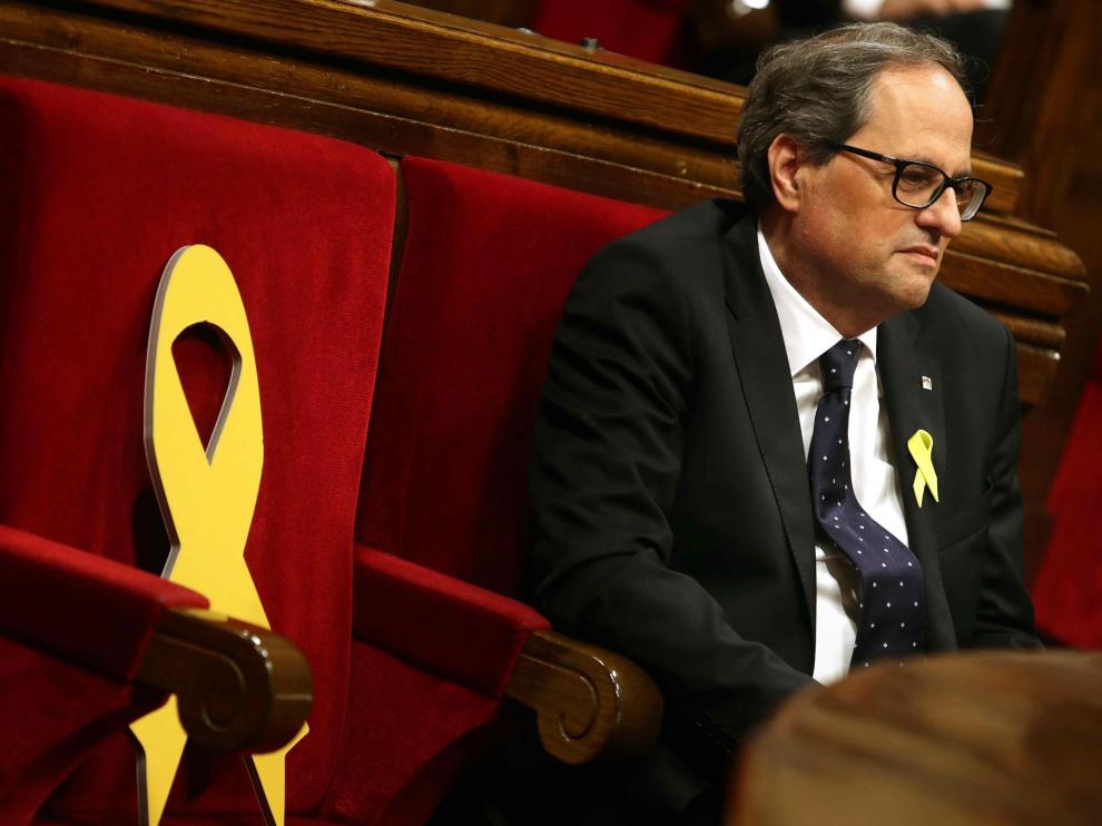 El presidente de la Generalitat, Quim Torra, puso un lazo amarillo en el escaño de su derecha.