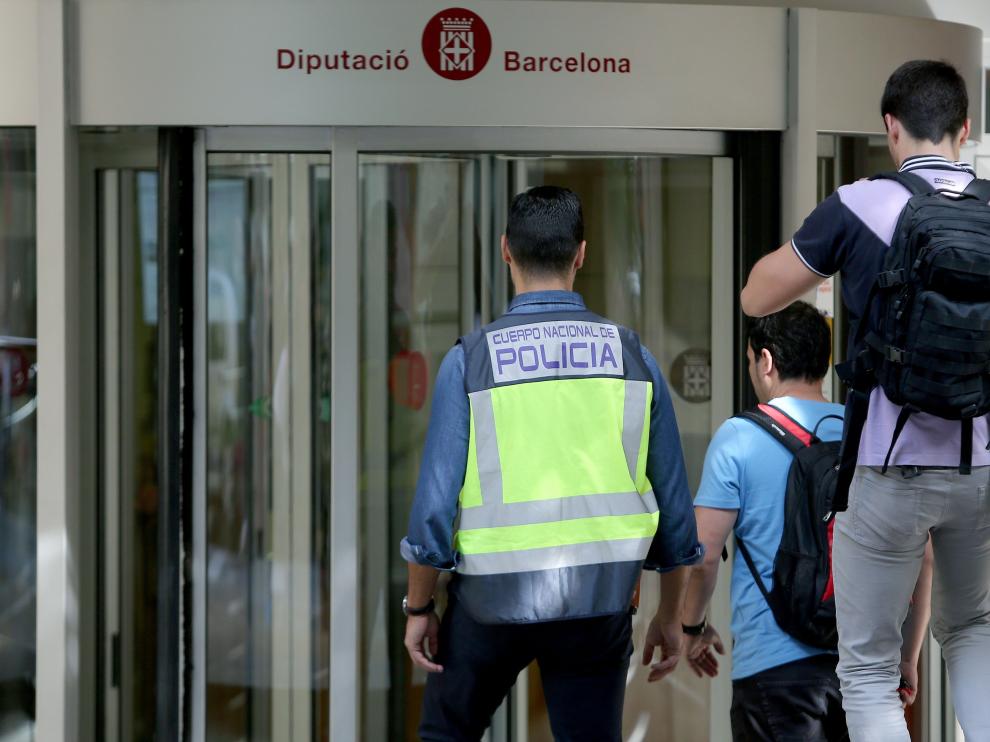 Varios policías se dirigen hacia la sede de la Diputación de Barcelona.