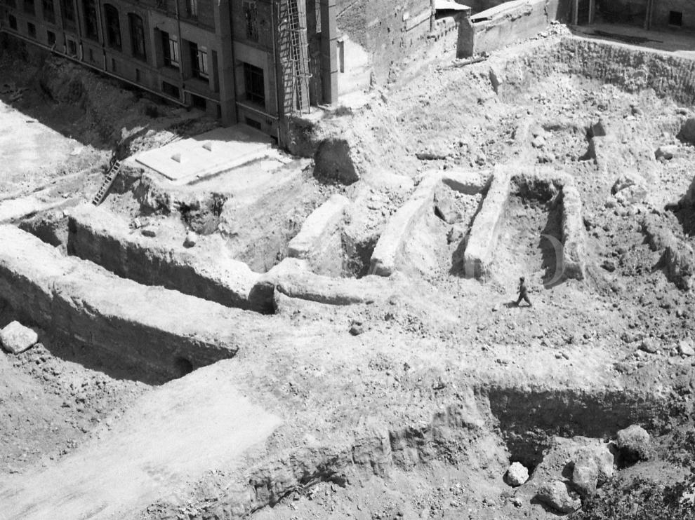 Con esta fotografía de Luis Mompel, HERALDO DE ARAGÓN anunciaba en su portada el 30 de abril de 1972 el descubrimiento de lo que podría ser el Teatro Romano de Zaragoza. Otro monumento histórico de gran valor se sumaba así a la riqueza arqueológica que ya tenía la capital aragonesa.