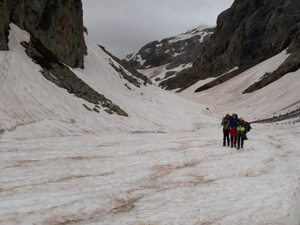 Uno de los rescatados era un montañero con una fractura de tobillo tras una caída en la nieve en el ibón de Remuñe, en Benasque
