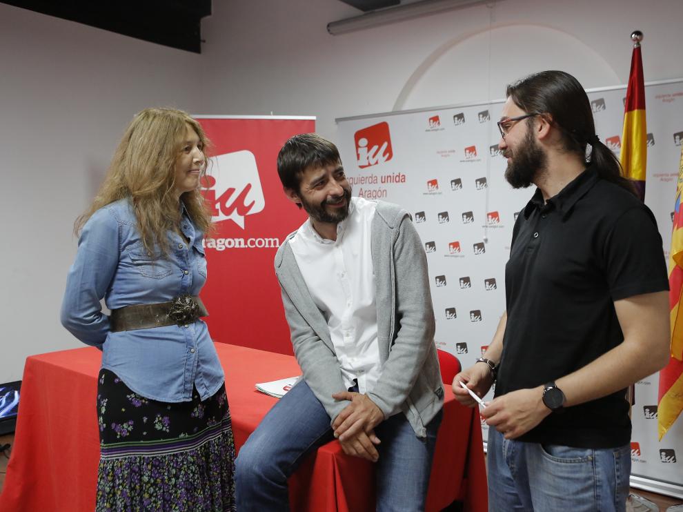 Álvaro Sanz, junto a dos miembros de la coordinadora de IU Aragón