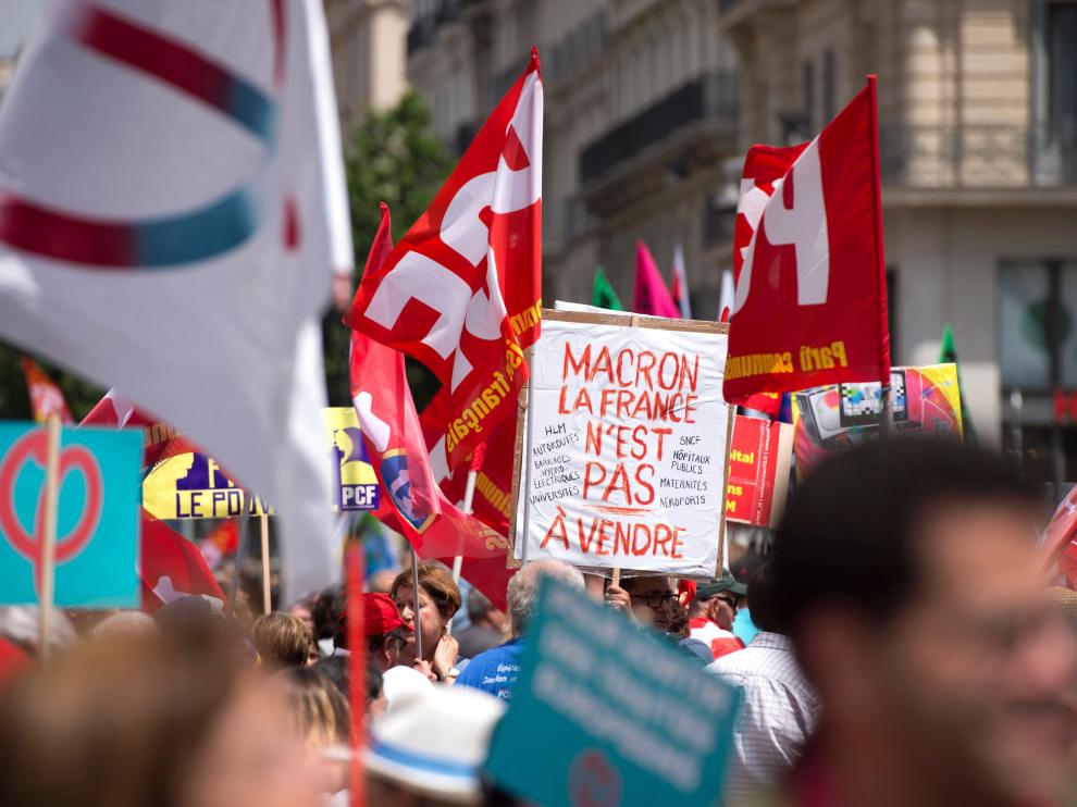 Miles de personas protestan en Francia contra la política liberal de Macron
