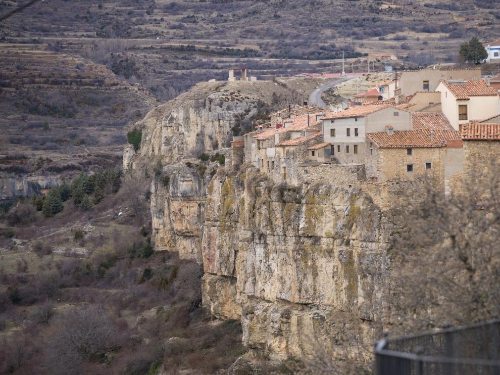 Un desnivel de 300 metros de profundidad. Las tirolinas gemelas con las que se accederá a Vértigo park Maestrazgo desde Cantavieja salvarán un barranco de 300 metros de profundidad, que separa el pueblo del paraje de El Rebollar. La localidad, en la foto, se ubica en lo alto de un promontorio.