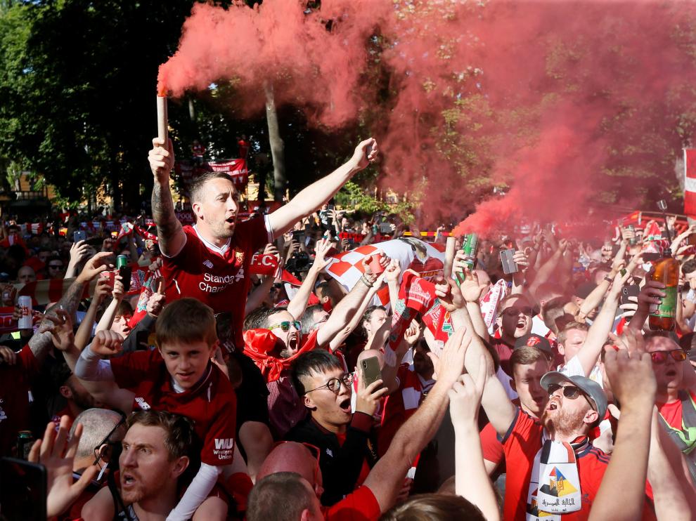 Aficionados del Liverpool en las horas previas a la final de Kiev.