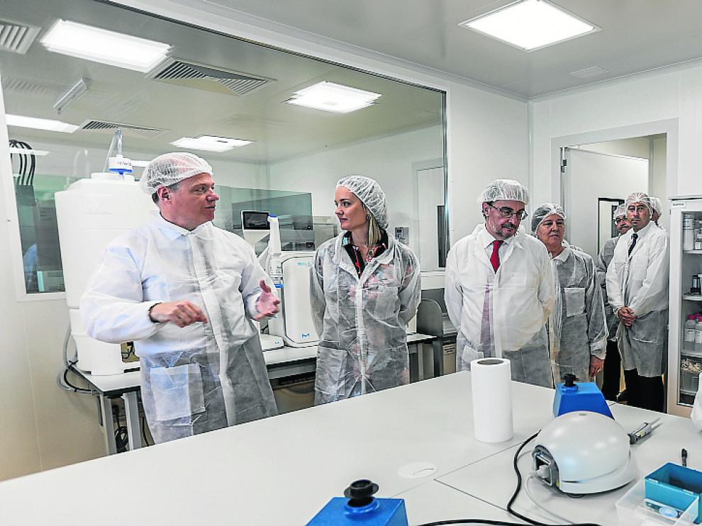 Carlos Genzor enseña las instalaciones de Certest Biotec a Javier Lambán y la consejera Pilar Alegría.