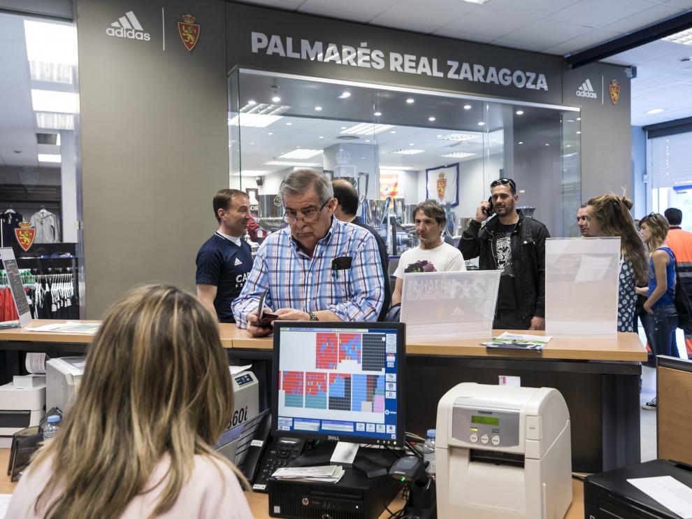 Aficionados del Real Zaragoza comprando entradas ayer, en las oficinas del club.